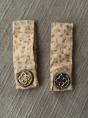 Set of 2 Cream/Floral Leaf Print Magnetic Clothing Cinchers/Poppy Clips